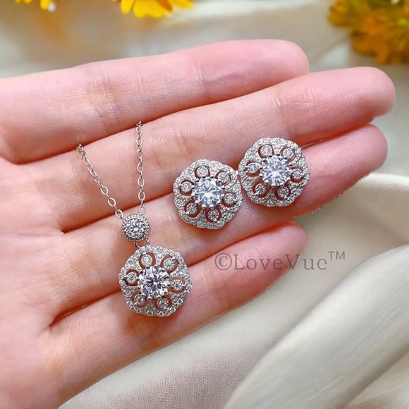 Certified 0.5ct. t.w. Diamond Cluster Luxury Floral Necklace VVS1 GRA Certified - Picture 7 of 16